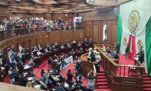 Grecia Quiroz toma protesta en Uruapan: “Jamás lo callarán”