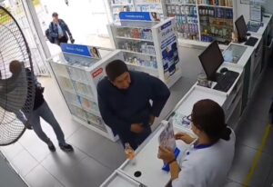 Banda de viejitos asaltan una farmacia 