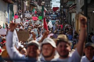 Miles marchan en Uruapan por la paz y justicia para Carlos Manzo