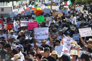 Miles marchan en Uruapan por la paz y justicia para Carlos Manzo