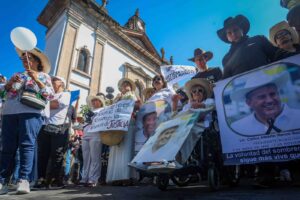Miles marchan en Uruapan por la paz y justicia para Carlos Manzo