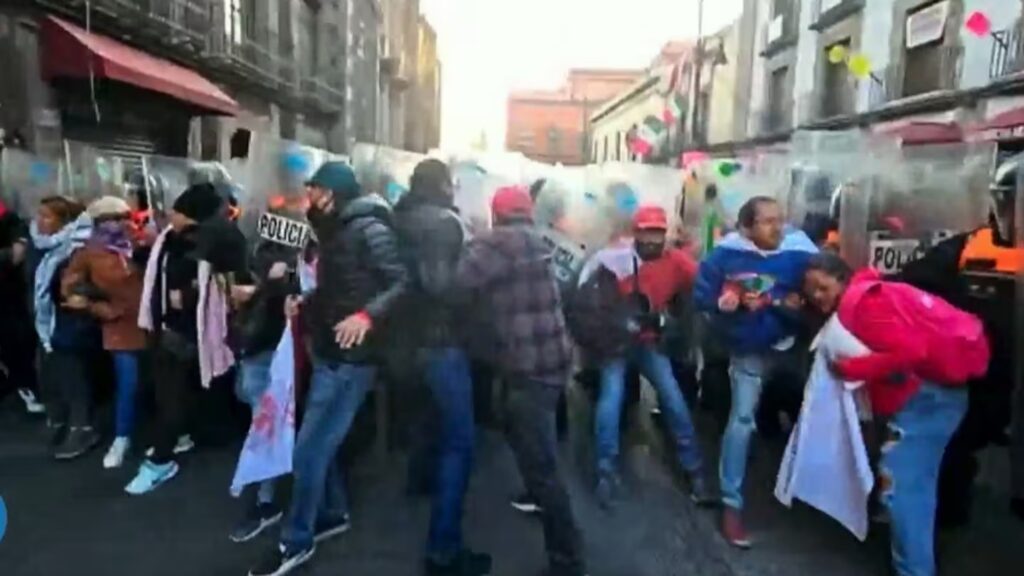 Maestros de la SNTE intentan derribar las vallas de Palacio Nacional 4 WhatsApp Image 2025 11 13 at 11.52.49 PM