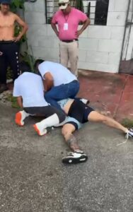 Hombre asalta una pollería en Cancún y vecinos lo atrapan 