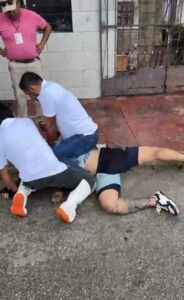 Hombre asalta una pollería en Cancún y vecinos lo atrapan 