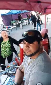 Mujer destruye puesto de comida de migrantes y queda grabado 