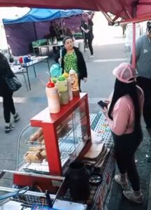 Mujer destruye puesto de comida de migrantes y queda grabado 