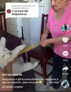 Abuelita cura de empacho a un perrito con una cinta métrica