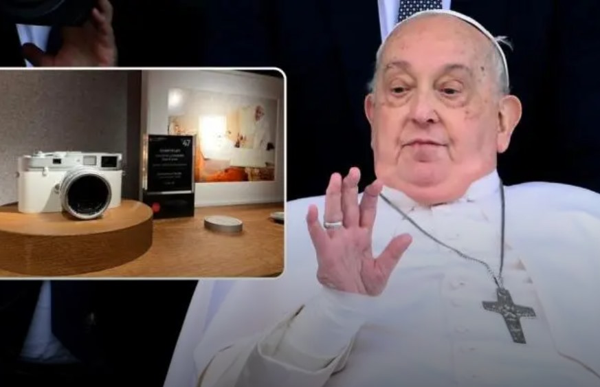 Subastan por 7.5 mdd cámara Leica del papa Francisco