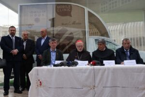 El papamóvil se convierte en clínica para niños de Gaza 