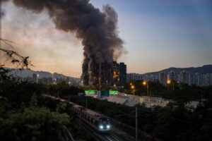 Devastador incendio en  edificios de Hong Kong deja 14 muertos 
