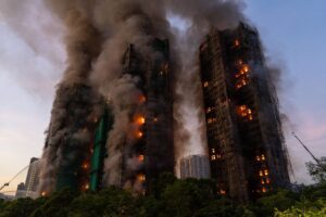 Devastador incendio en  edificios de Hong Kong deja 14 muertos 
