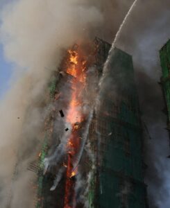Devastador incendio en  edificios de Hong Kong deja 14 muertos 