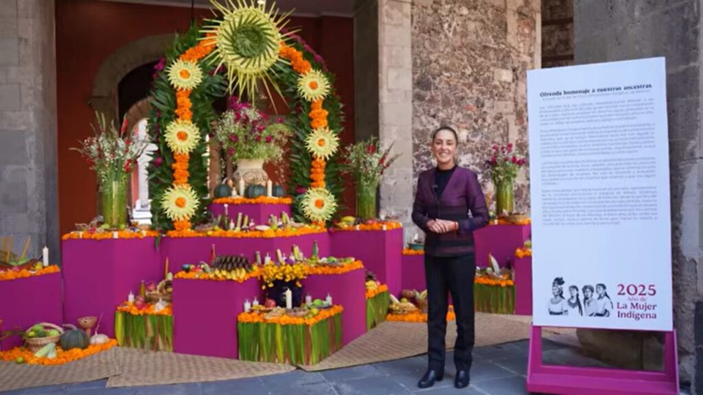 Claudia Sheinbaum dedica ofrenda en Palacio Nacional a las ancestras indígenas por Día de Muertos 2025