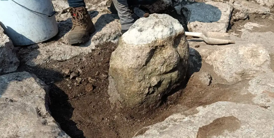 Hallan escultura maya de un “señor anciano” de hace 3 mil años, en Yucatán