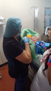 Policías rescatan a un bebé de un basurero