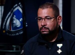 Policías rescatan a un bebé de un basurero