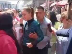 Claudia Sheinbaum sufre acoso en el centro de CDMX