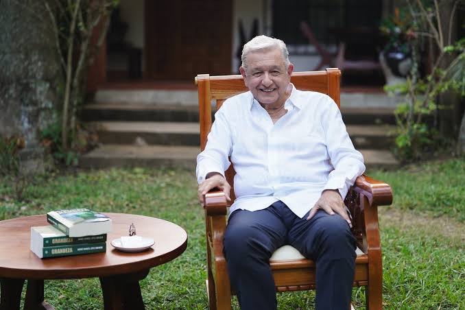 AMLO reaparece y presenta su nuevo libro Grandeza: pide que también lo lean en España 1 AMLO reaparece y presenta su nuevo libro Grandeza: pide que también lo lean en España