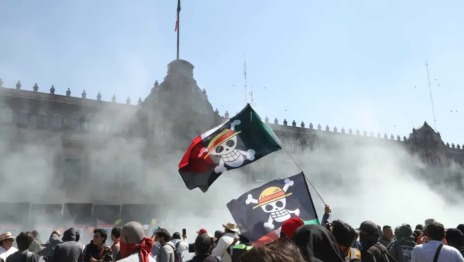 Mexicanos marchan en distintas ciudades para exigir justicia 4 manifestantes frente palacio nacional protesta