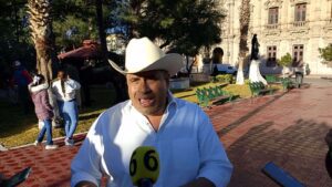 Diputado cae de un caballo al grabar un spot y desata duras críticas 