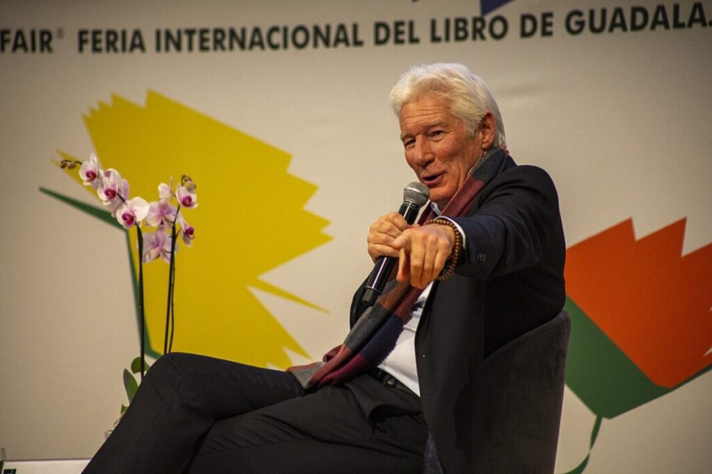 Richard Gere defiende a Claudia Sheinbaum tras abucheos en la FIL 2025 1 Richard Gere defiende a Claudia Sheinbaum tras abucheos en la FIL 2025