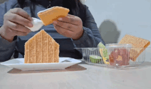 Casita navideña de chicharrón se vuelve viral