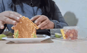 Casita navideña de chicharrón se vuelve viral