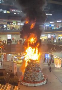 Se incendia Árbol de Navidad gigante en un centro comercial