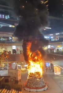 Se incendia Árbol de Navidad gigante en un centro comercial