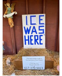 Iglesia usa nacimiento con cartel de protesta 