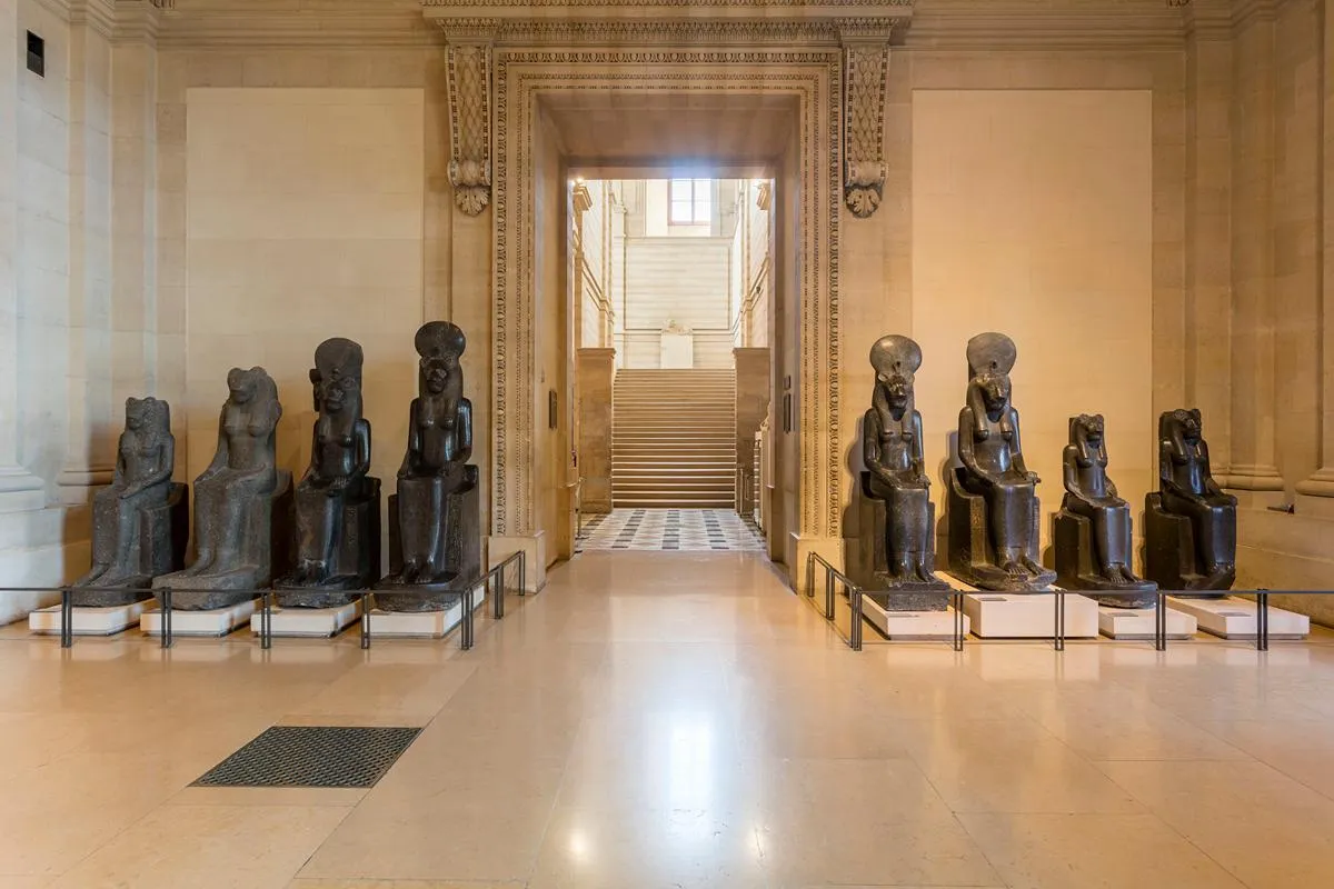 museo del louvre en deterioro fuga de agua dana cientos de libros egipcios